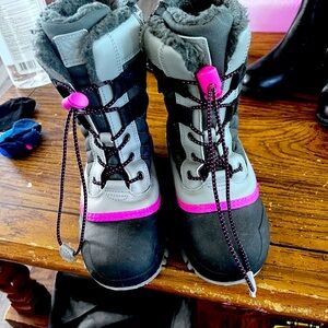 Girls grey and pink snowboots